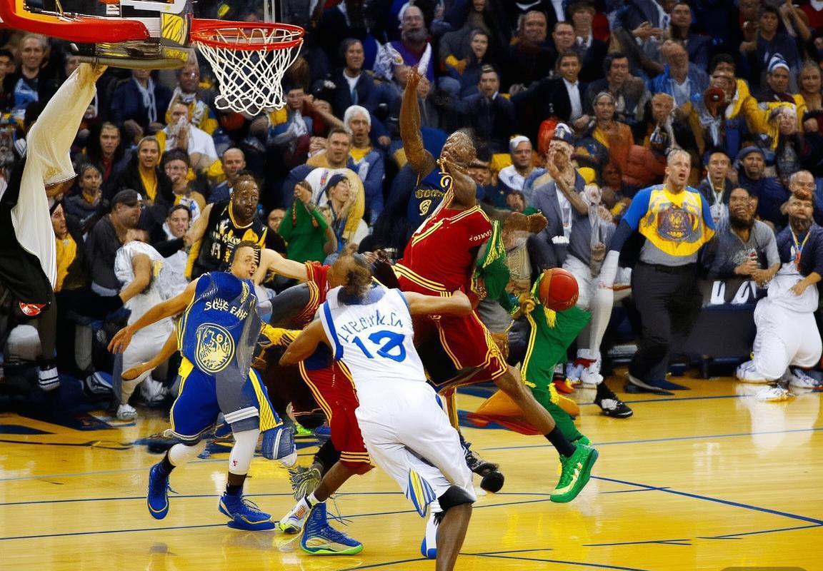 2015NBA总决赛第四场：勒布朗与库里巅峰对决精彩瞬间回顾(图4)